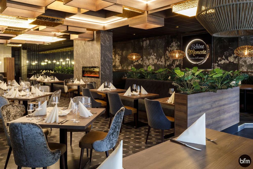 Gastraum des Restaurants Schöne Momente mit gedeckten Tischen und Pflanzen